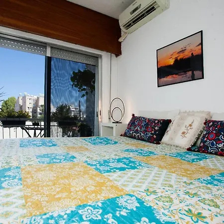 Artemis 3, Beachfront Boutique Лимасол